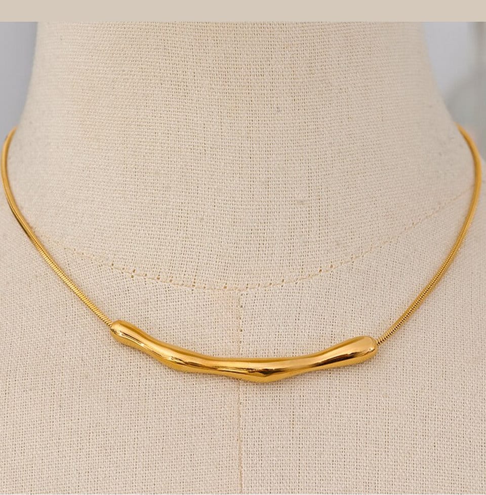 Eloise Curved Bar Necklace