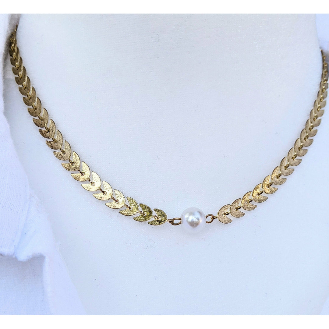 Pearl Choker Necklace with Fishbone Chain.